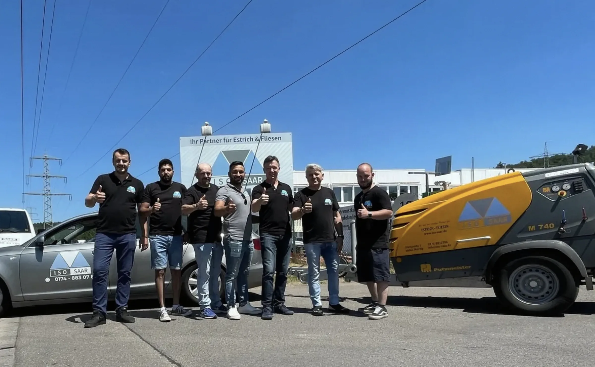 Das Team von ISO SAAR vor Firmenwagen und Estrichpumpe, alle mit Daumen hoch